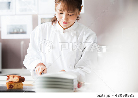 パティシエ　スイーツ　女性　調理師 48099935