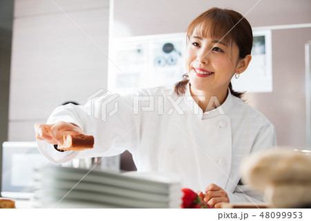 パティシエ　スイーツ　女性 48099953