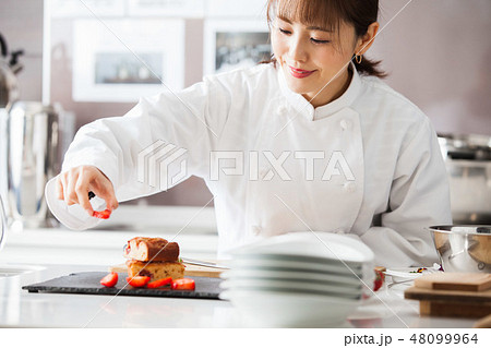 パティシエ　スイーツ　女性　料理　シェフ 48099964