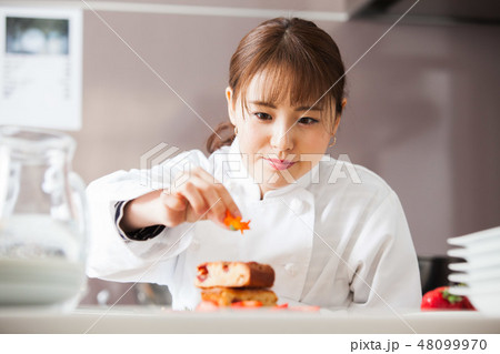 パティシエ　スイーツ　女性　料理　シェフ 48099970