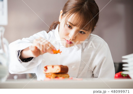 パティシエ スイーツ 女性 料理 シェフ パティシエ スイーツ 女性 料理 シェフ 48099971
