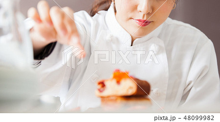 調理師　女性　料理　パティシエ 48099982