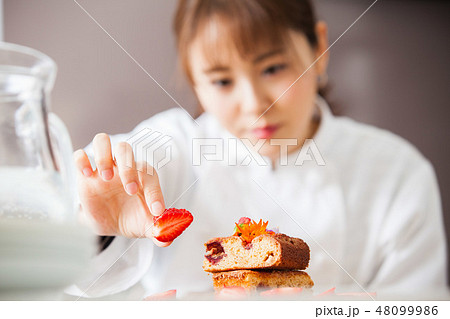 調理師　女性　料理　パティシエ 48099986