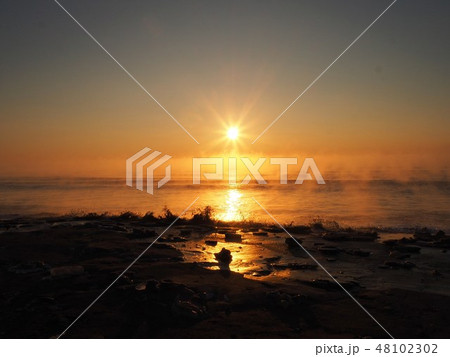 豊頃町大津海岸の気嵐とジュエリーアイス 48102302