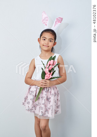 little girl holding bouquet tulip little girl holding bouquet tulip 48102376