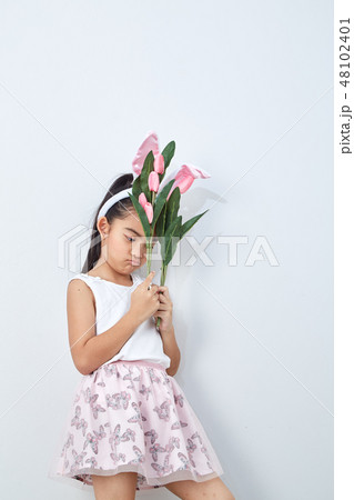 little girl holding bouquet tulip little girl holding bouquet tulip 48102401