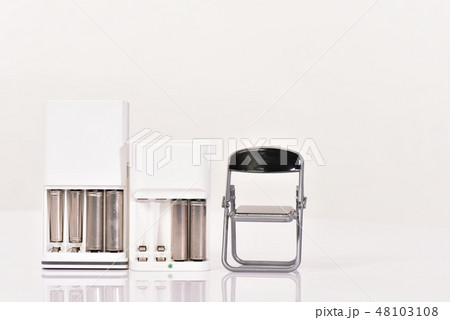 折りたたみ椅子と充電池と充電器 48103108
