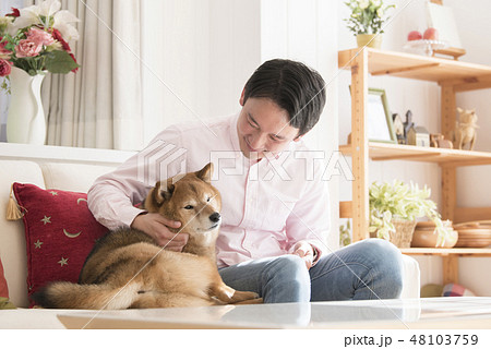 柴犬と飼い主 48103759