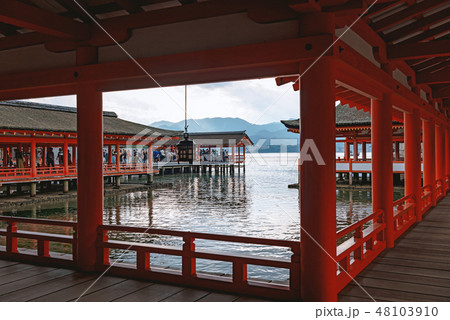 厳島神社の回廊風景 48103910