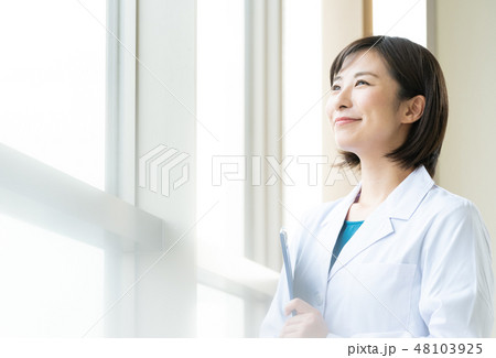 白衣の女性 48103925