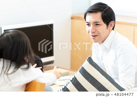 子どもと遊ぶ父 子どもと遊ぶ父 48104477