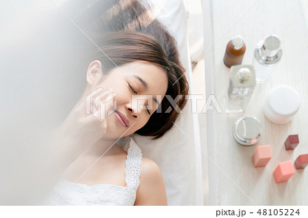 女性　ビューティー　メイクアップ 48105224
