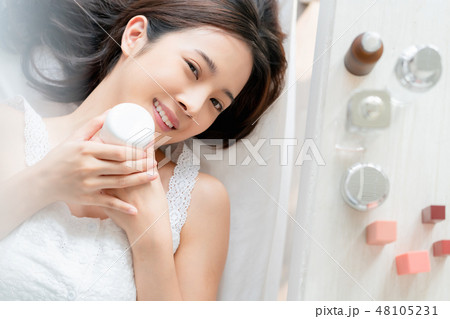 女性　ビューティー　メイクアップ 48105231