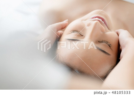 女性　リラックス　エステ 48105333