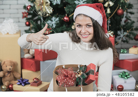 Young and beautiful caucasian woman Young and beautiful caucasian woman 48105582