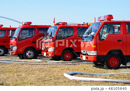 出初式で一列に並ぶ消防車両 48105640