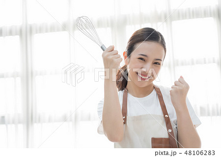 女性　ライフスタイル　クッキング 48106283