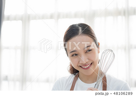 女性　ライフスタイル　クッキング 48106289