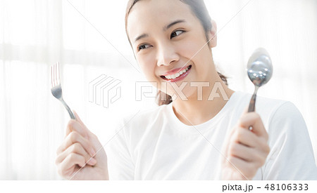 女性　ライフスタイル　食事 48106333