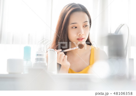 女性 ビューティー メイクアップ 女性 ビューティー メイクアップ 48106358