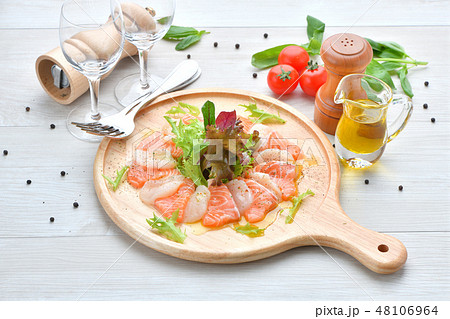 イタリアン料理、サーモンとホタテのカルパッチョ、海鮮前菜、オードブル、刺身、イタリア料理。 イタリアン料理、サーモンとホタテのカルパッチョ、海鮮前菜、オードブル、刺身、イタリア料理。 48106964