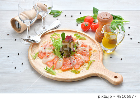 イタリアン料理、サーモンとホタテのカルパッチョ、海鮮前菜、オードブル、刺身、イタリア料理。 イタリアン料理、サーモンとホタテのカルパッチョ、海鮮前菜、オードブル、刺身、イタリア料理。 48106977