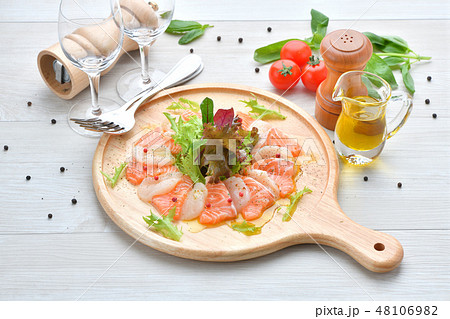 イタリアン料理、サーモンとホタテのカルパッチョ、海鮮前菜、オードブル、刺身、イタリア料理。 48106982