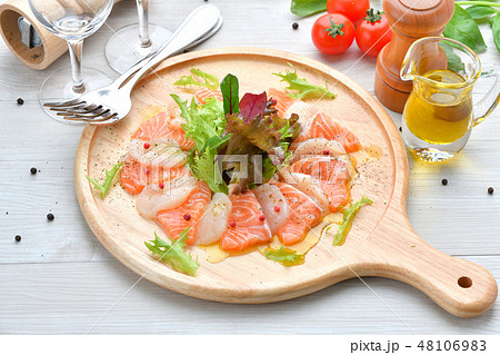 イタリアン料理、サーモンとホタテのカルパッチョ、海鮮前菜、オードブル、刺身、イタリア料理。 48106983