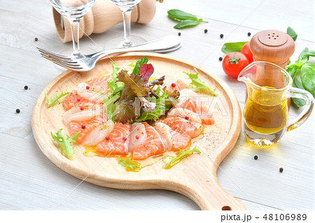 イタリアン料理、サーモンとホタテのカルパッチョ、海鮮前菜、オードブル、刺身、イタリア料理。 48106989