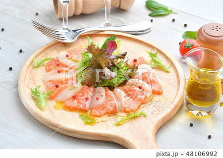 イタリアン料理、サーモンとホタテのカルパッチョ、海鮮前菜、オードブル、刺身、イタリア料理。 イタリアン料理、サーモンとホタテのカルパッチョ、海鮮前菜、オードブル、刺身、イタリア料理。 48106992