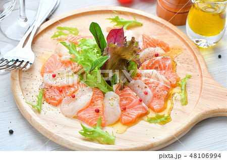 イタリアン料理 サーモンとホタテのカルパッチョ 海鮮前菜 オードブル 刺身 イタリア料理 の写真素材