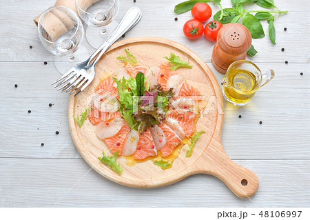 イタリアン料理、サーモンとホタテのカルパッチョ、海鮮前菜、オードブル、刺身、イタリア料理。 イタリアン料理、サーモンとホタテのカルパッチョ、海鮮前菜、オードブル、刺身、イタリア料理。 48106997