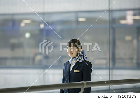 空港内の通路を歩くCA 48108378