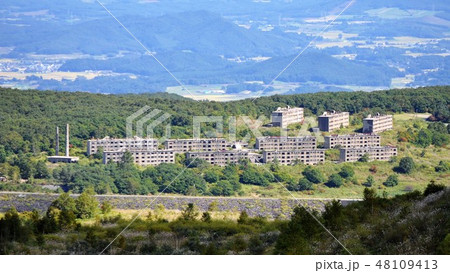 旧松尾鉱山 緑ヶ丘アパート　廃墟　遠景 48109413
