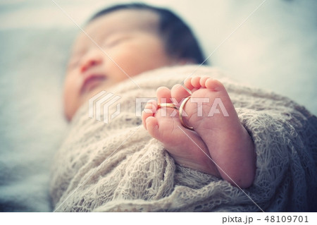新生児の足 新生児の足 48109701
