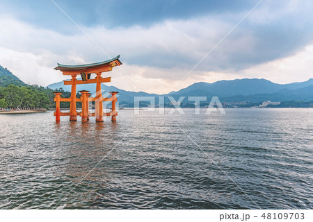 日本三景 安芸の宮島の夕景 日本三景 安芸の宮島の夕景 48109703