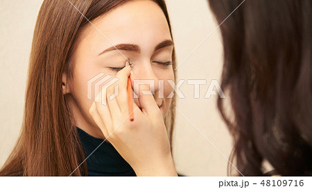 Makeup professional artist apply face mascara Makeup professional artist apply face mascara 48109716