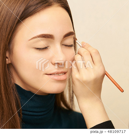 Makeup professional artist apply face mascara Makeup professional artist apply face mascara 48109717