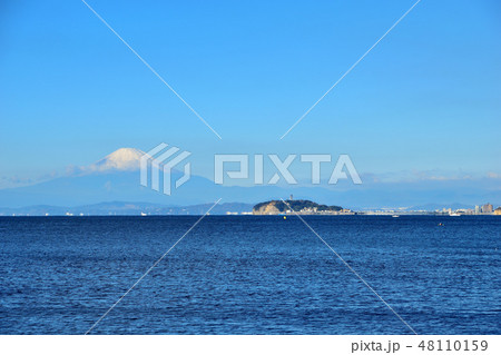葉山マリーナから見る富士山と江の島 48110159