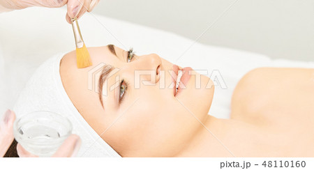Facial brush peel retinol treatment. peeling Facial brush peel retinol treatment. peeling 48110160