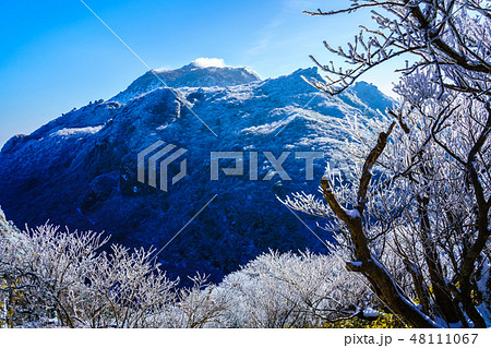 登山道からの普賢岳と平成新山（雲仙岳の冬景色と霧氷）　【長崎県雲仙市】 48111067