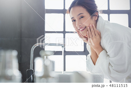 女性 ライフスタイル リラックス 女性 ライフスタイル リラックス 48111515