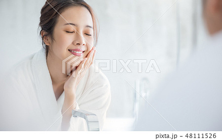 女性　ビューティー　 48111526
