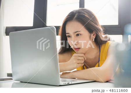 女性　ビジネスウーマン 48111600