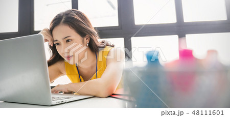 女性　ビジネスウーマン 48111601