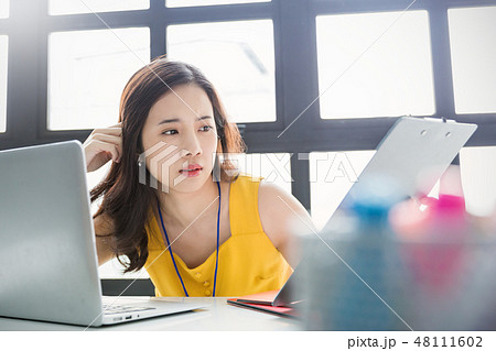 女性　ビジネスウーマン 48111602
