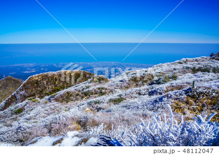 普賢岳からの冬景色（雲仙岳の冬景色と霧氷）　【長崎県雲仙市】 48112047