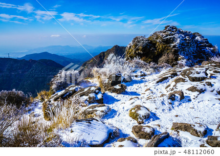 普賢岳からの冬景色（雲仙岳の冬景色と霧氷）　【長崎県雲仙市】 48112060