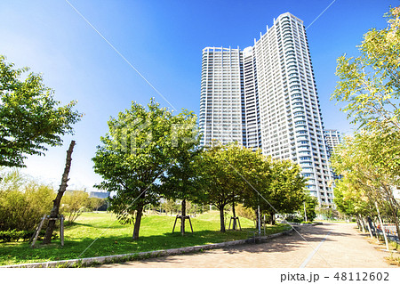 タワーマンションのある都市風景 タワーマンションのある都市風景 48112602