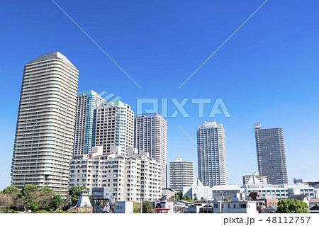 タワーマンションとオフィスビルのある都市風景 48112757